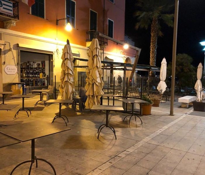 Un barlume di chiarezza arriva da Toti: «Ho parlato con Speranza, le zone a rischio partono venerdì»