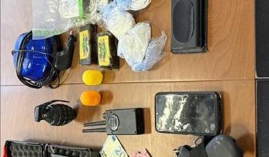 Pavia, la Polizia di Stato arresta un 58enne per detenzione ai fini di spaccio di sostanza stupefacente. In casa anche repliche di armi Pavia, la Polizia di Stato arresta un 58enne per detenzione ai fini di spaccio di sostanza stupefacente. In casa anche repliche di armi