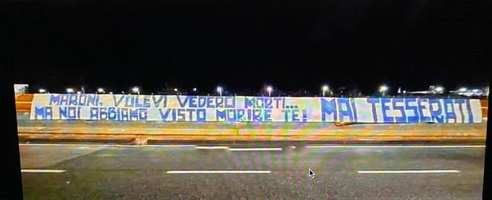 Alcuni ultrà del Napoli espongono un vergognoso striscione contro Maroni Alcuni ultrà del Napoli espongono un vergognoso striscione contro Maroni