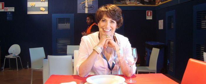 Garlasco: al teatro Martinetti l’esperta di galateo, Barbara Ronchi Della Rocca, ha parlato di Leonardo della cucina e del bon ton