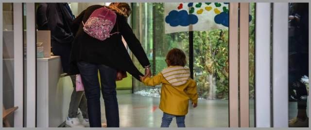 Lite tra papà fuori da un asilo nido. La denuncia di un commercialista milanese: "Ormai peggio del Bronx!"