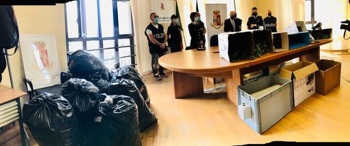 Parte della droga sequestrate e contenuta in sacchi della spazzatura. Le immagini della conferenza stampa in Questura Parte della droga sequestrate e contenuta in sacchi della spazzatura. Le immagini della conferenza stampa in Questura