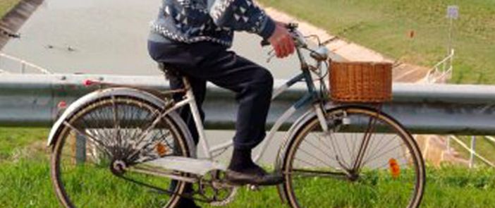 Anziano imbocca la tangenziale Ovest di Milano in bicicletta, la polizia stradale evita il peggio