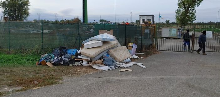 I rifiuti abbandonati davanti alla piazzola ecologica di via Circonvallazione Aldo Pecora