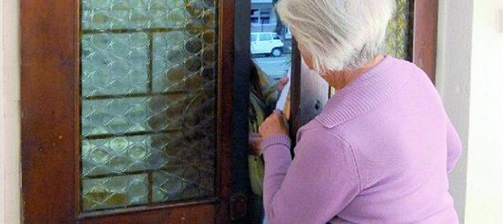 Vigevano: truffa del finto operatore bancario, pensionata derubata di 5mila euro, scattano tre denunce