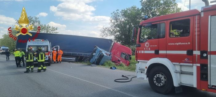 Pavese, schianto sulla statale 412 tra un tir e due auto Pavese, schianto sulla statale 412 tra un tir e due auto