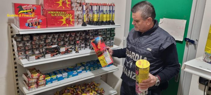 Blitz della Guardia di Finanza di Pavia, sequestrate 2 tonnellate di materiale pirotecnico custodito in modo non sicuro
