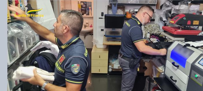 Pavia: scoperta stamperia clandestina di marchi contraffatti, sequestrati oltre 45mila pezzi