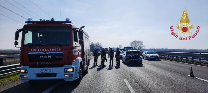 Scontro tra auto e furgone sull'autostrada A7, soccorsi 3 uomini