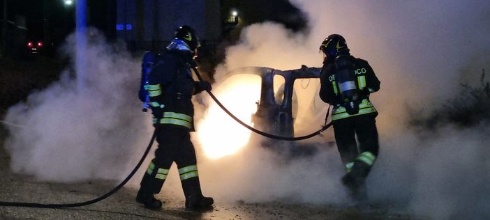 FOTO. Paura nella notte a Sesto Calende, auto prende fuoco: illese le due persone a bordo