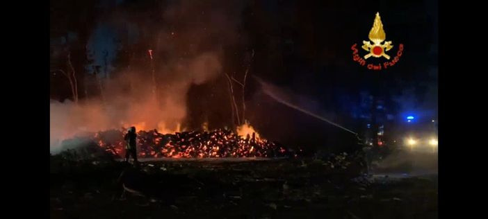 - (VIDEO) - Zinasco, in fiamme 600 quintali di legna e un mezzo agricolo - (VIDEO) - Zinasco, in fiamme 600 quintali di legna e un mezzo agricolo