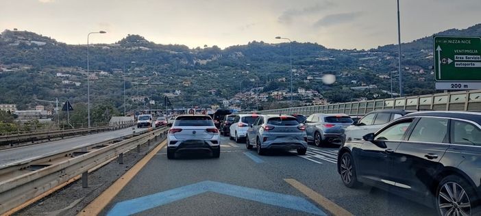Ponte del 2 giugno: giorno o notte conta poco, anche ieri sera l'autostrada in Liguria è stata un incubo Ponte del 2 giugno: giorno o notte conta poco, anche ieri sera l'autostrada in Liguria è stata un incubo