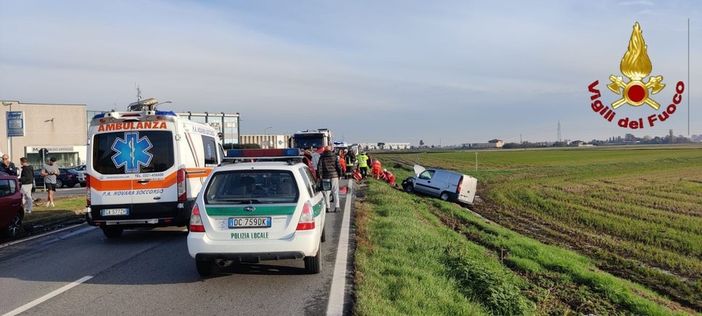 Scontro tra quattro auto a Romentino, 4 persone ferite Scontro tra quattro auto a Romentino, 4 persone ferite
