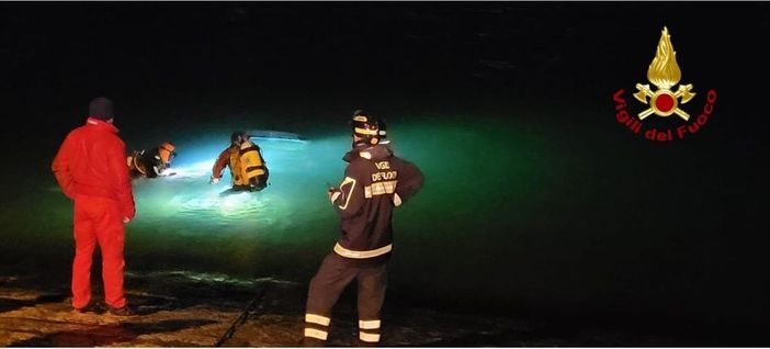 L'auto inabissata nel lago Maggiore a Suna L'auto inabissata nel lago Maggiore a Suna