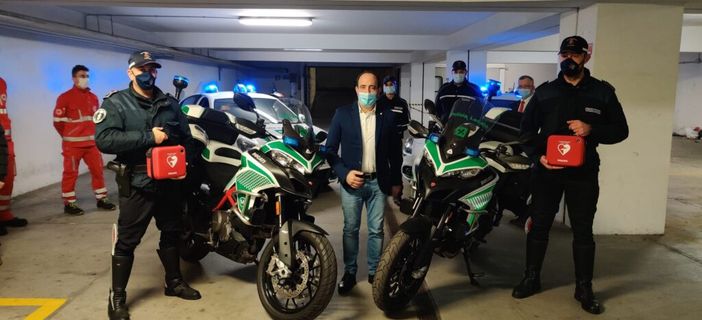 Croce Rossa Vigevano dona due defibrillatori alla Polizia Locale