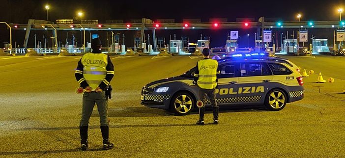 Camionista ubriaco percorre 10 chilometri contromano sull’A26: fermato dalla Polizia Stradale