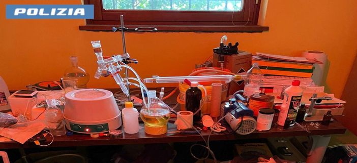 Droga: in casa a Novara grande laboratorio di metanfetamina (VIDEO) Droga: in casa a Novara grande laboratorio di metanfetamina (VIDEO)
