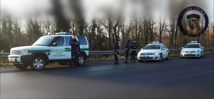 Trecate: forzano il posto di blocco. La Polizia locale li arresta