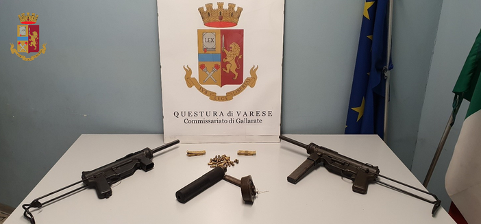 Armi da guerra e munizioni trovate in un appartamento di Gallarate