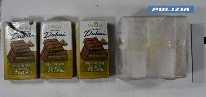 Torrevecchia Pia, 40enne arrestato dalla squadra mobile per detenzione ai fini di spaccio. Sequestrati quasi un chilo di hashish e oltre 13mila euro in contanti Torrevecchia Pia, 40enne arrestato dalla squadra mobile per detenzione ai fini di spaccio. Sequestrati quasi un chilo di hashish e oltre 13mila euro in contanti