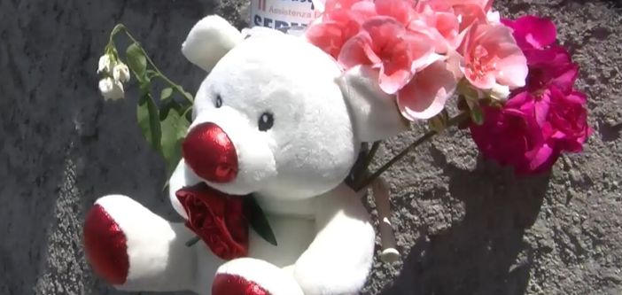 Uno dei tanti pupazzi lasciati dai cittadini sul luogo del tragico incidente Uno dei tanti pupazzi lasciati dai cittadini sul luogo del tragico incidente