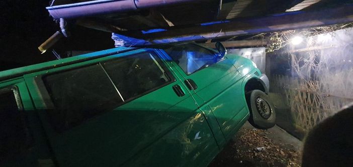 FOTO. Pauroso schianto sulla statale del lago Maggiore: finisce contro il muro e poi centra un furgone, illeso per miracolo