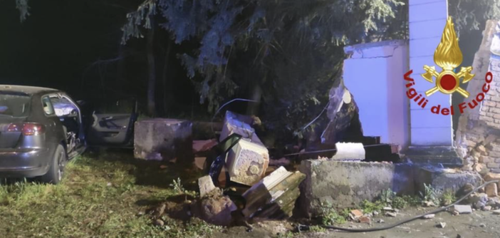 - FOTO - Robecco sul Naviglio: in auto si schiantano contro un muro, quattro ragazzi feriti, due sono gravissimi
