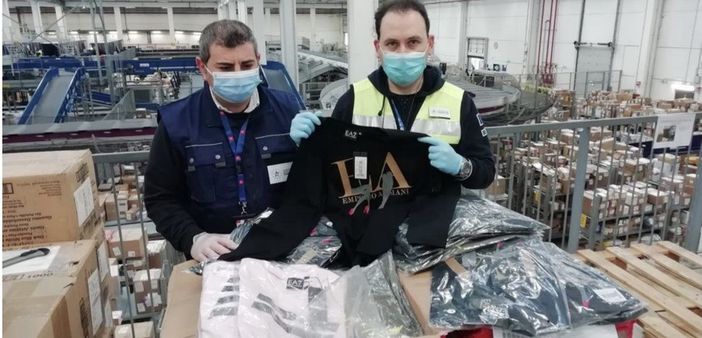 A Malpensa sbarcano 525 magliette Armani taroccate: scatta il sequestro A Malpensa sbarcano 525 magliette Armani taroccate: scatta il sequestro