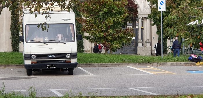 Magenta, la vita di Marco nel camper da tre mesi: “Ho perso tutto, ma sorrido e guardo avanti”