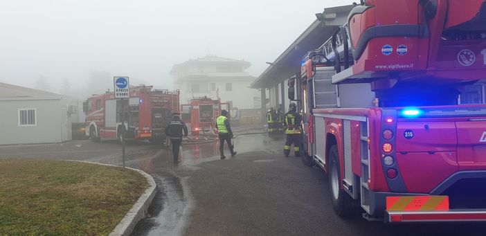Magenta: incendio al deposito ASM, vigili del fuoco sul posto Magenta: incendio al deposito ASM, vigili del fuoco sul posto