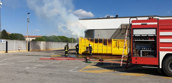 Magenta: container in fiamme nel parcheggio dietro il centro commerciale