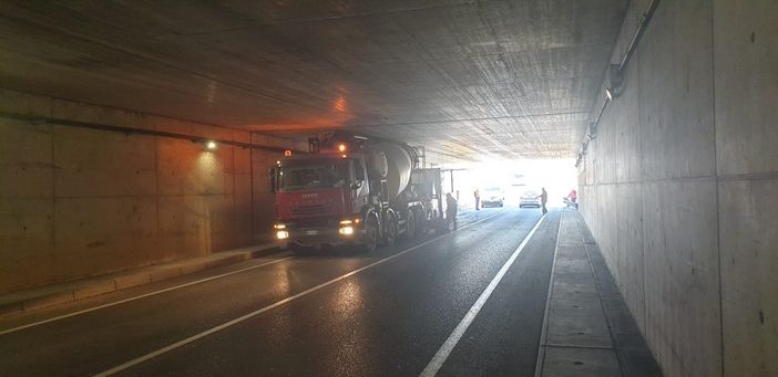 Marcallo con Casone: camion betoniera non rispetta il limite di altezza e rimane incastrato sotto il ponte