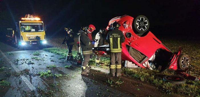 Corbetta: auto ribaltata lungo la strada del fontanile Fagiolo, ferito un ragazzo