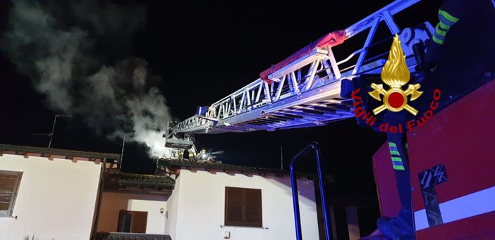 Pavese: in fiamme una canna fumaria, intervengono i vigili del fuoco