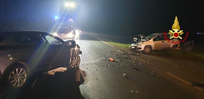 Pavese: frontale tra due auto sulla provinciale 2, soccorsi due giovani