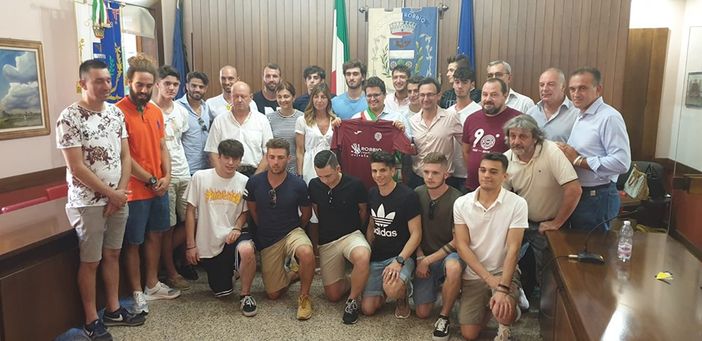 Il Robbio Calcio giocherà il prossimo campionato con la scritta sulla sua maglietta “Robbio capitale del volontariato”