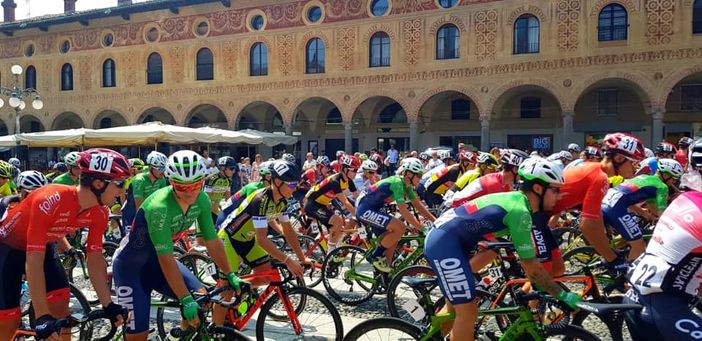 Nella foto la partenza da Piazza Ducale a Vigevano