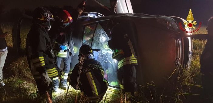 Trecate: auto perde il controllo e si ribalta Trecate: auto perde il controllo e si ribalta