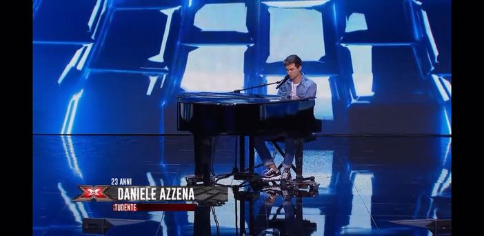 L’esibizione del vigevanese Daniele Azzena commuove i giudici di X Factor