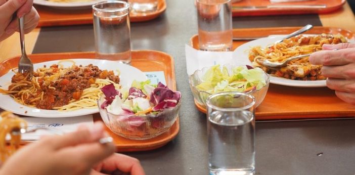 Vigevano, un giorno al centro cottura di Vivenda per scoprire come funziona la mensa scolastica