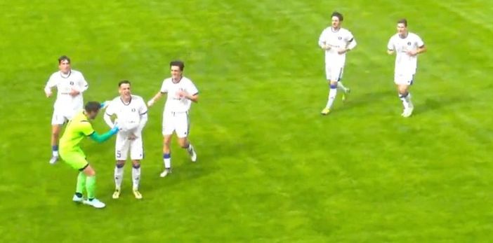 Mira si mette un pallone sotto la maglietta e mima il pancione per festeggiare il primo gol al Pavia, sotto Manfrè chiude il conto al Chinetti (foto tratte dalla diretta di Paolozerbi.com) Mira si mette un pallone sotto la maglietta e mima il pancione per festeggiare il primo gol al Pavia, sotto Manfrè chiude il conto al Chinetti (foto tratte dalla diretta di Paolozerbi.com)