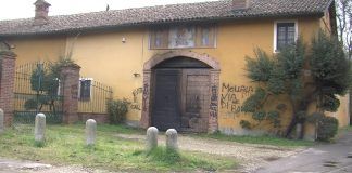 Pavia, minaccia famiglia bruciando portone di casa