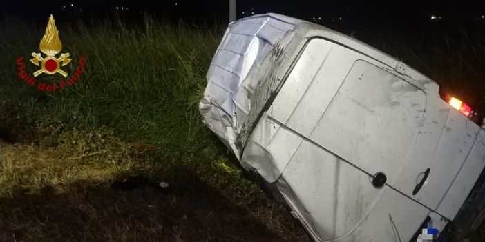 Pavia: esce di strada con un furgoncino, soccorso 36enne Pavia: esce di strada con un furgoncino, soccorso 36enne