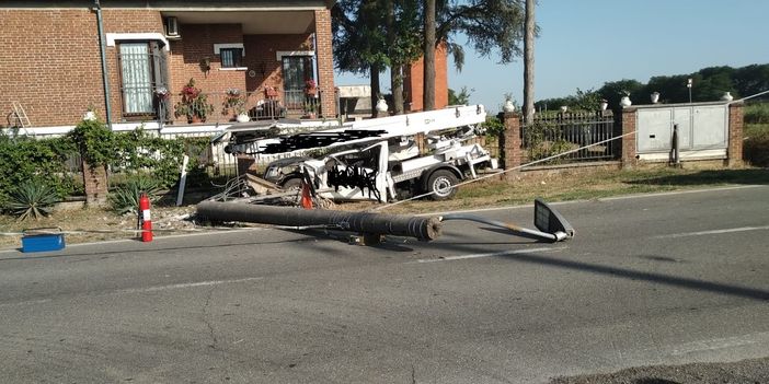 Candia: con il furgone traslochi abbatte il palo della luce, ferito 56enne