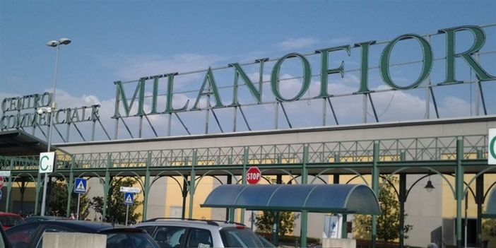 Tentata strage ad Assago: uomo accoltella a caso i clienti di un centro commerciale. Bilancio di un morto e tre feriti gravi Tentata strage ad Assago: uomo accoltella a caso i clienti di un centro commerciale. Bilancio di un morto e tre feriti gravi