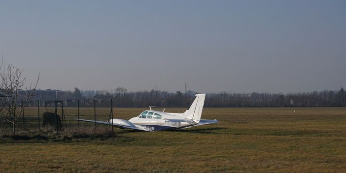 Novi Ligure: atterraggio d'emergenza al Mossi, bimotore tocca terra senza carrello Novi Ligure: atterraggio d'emergenza al Mossi, bimotore tocca terra senza carrello