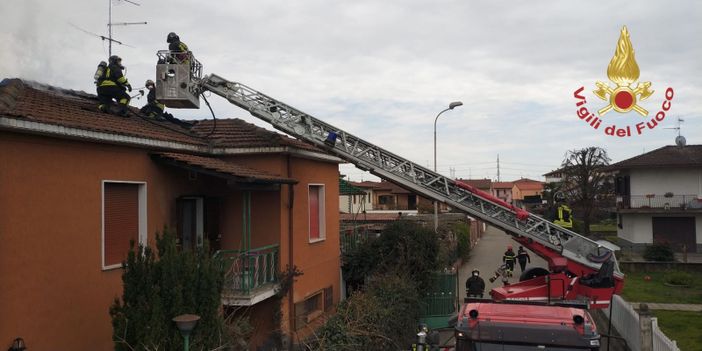 Casorate Primo: fiamme in un sottotetto di via Adda Casorate Primo: fiamme in un sottotetto di via Adda