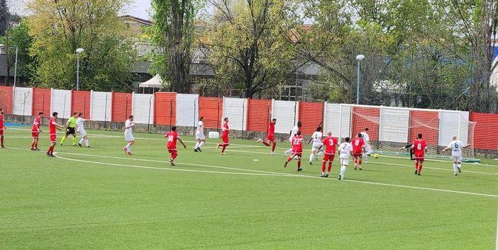 Sulla ribattuta il gol di Achenza per il temporaneo 1-0 del Calvairate, poi rimontato dalla capolista Oltrepò