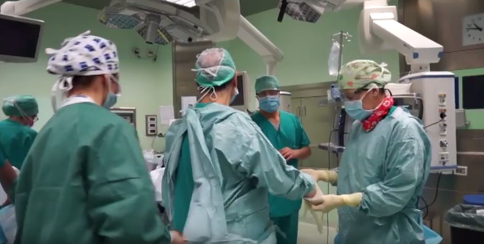 Primo trapianto all'uomo con cuore di maiale geneticamente modificato