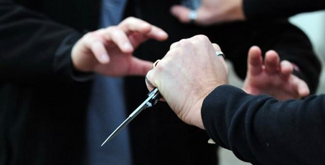 Nerviano, donna 63enne accoltella il marito